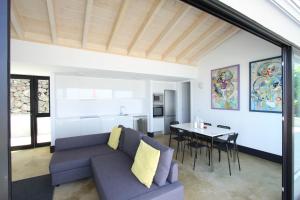 un salon avec un canapé et une table dans l'établissement Villa Puesta de Luna, à Tazacorte