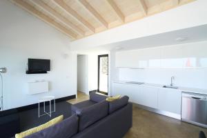 un salon avec un canapé et une cuisine dans l'établissement Villa Puesta de Luna, à Tazacorte
