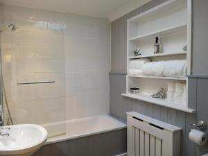 Koupelna v ubytování Easytoostay Paygate Cottage Brenchley
