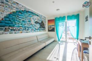 Posezení v ubytování Peniche Surfcamp Hostel