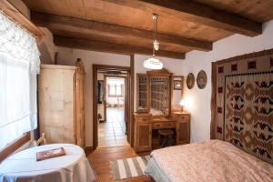 a bedroom with a bed and a table in a room at Malinowa 6 - Domek w Szczyrku z sauną i balią - płatne dodatkowo in Szczyrk
