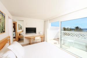 Телевизор и/или развлекательный центр в Iberostar Selection Lanzarote Park