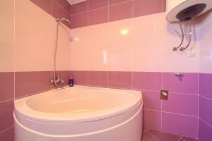Kylpyhuone majoituspaikassa Vijon