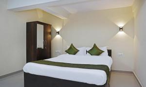 Una cama o camas en una habitación de Treebo Lotus Baner