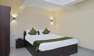 Una cama o camas en una habitación de Treebo Lotus Baner