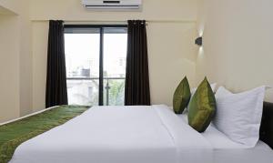 Una cama o camas en una habitación de Treebo Lotus Baner