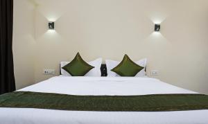 Una cama o camas en una habitación de Treebo Lotus Baner