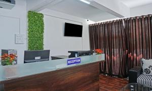 Una televisión o centro de entretenimiento en Treebo Lotus Baner