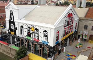 un modello di edificio con un dipinto sopra di Arts, Cultural & Design District with a Sunny View a Lisbona