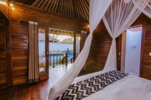 A bed or beds in a room at Lembongan Small Heaven Bungalow