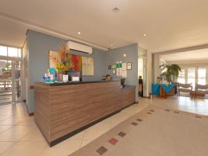a lobby with a reception counter in a hospital at Hotel Costa Norte Massaguaçu in Caraguatatuba