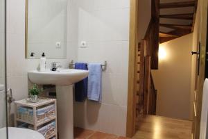 un baño con lavabo y espejo en Casa Rural Cancias, en Fiscal 30 fotos más
