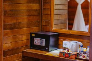 a microwave sitting on top of a table at Lembongan Small Heaven Bungalow in Nusa Lembongan