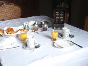 Brokastu iespējas, kas pieejamas viesiem naktsmītnē La Maison d'Alienor