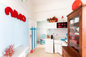 una camera con cucina e porta per una camera con di Casa Corallo a Villanova