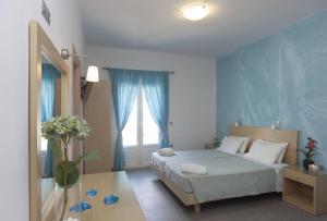 Кровать или кровати в номере Blue Harmony Hotel