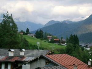 vista su un villaggio con montagne sullo sfondo di B&B Dolomiti a Calalzo