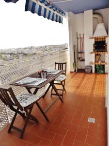 een eetkamer met een tafel en stoelen en een raam bij Sunny apartamento in Portimão