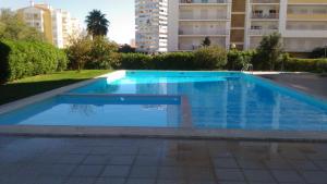 een zwembad in het midden van een gebouw bij Sunny apartamento in Portimão
