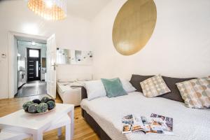 Posteľ alebo postele v izbe v ubytovaní BpR BRIGHT Sapphire Apartment
