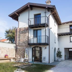 a white house with two balconies and a patio at EDERA dei Guatto in Bertiolo