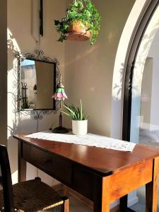 - une table en bois dans une chambre avec un miroir dans l'établissement EDERA dei Guatto, à Bertiolo