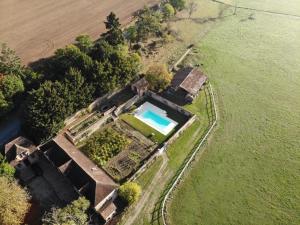 - une vue aérienne sur un domaine avec une piscine dans l'établissement Le Manoir de Bénédicte B&B, à Cahan