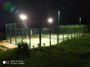 Tennis and/or squash facilities at Casa Rural Los Cascajales or nearby