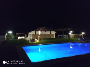 The swimming pool at or close to Casa Rural Los Cascajales