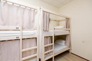 سرير بطابقين أو أسرّة بطابقين في غرفة في Centeral Hostel Moscow