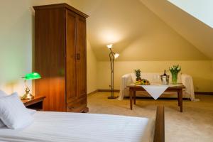 a bedroom with a bed and a table with fruit on it at Dworek 1885 in Ostrzeszów