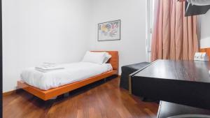 1 dormitorio con cama y escritorio. en Italianway-Cristoforo Colombo, en Milán