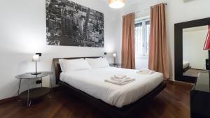 - une chambre avec un lit et 2 serviettes dans l'établissement Italianway-Cristoforo Colombo, à Milan