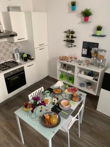 A kitchen or kitchenette at Perla Marina