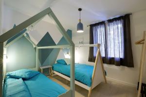 ブリッド・レ・バンにあるLes Clés du Closのベッドルーム1室(ベッド2台、天蓋付きベッド1台付)