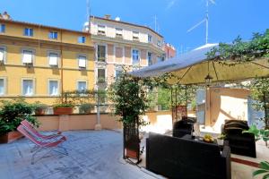 un patio con tenda e sedie e un edificio di Restart Zingari Rome a Roma