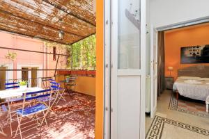 Zimmer mit einem Balkon mit Tisch und Stühlen in der Unterkunft Restart Zingari Rome in Rom