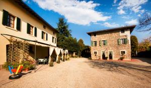 un edificio con un camino junto a una casa en Agriturismo La Staffa, en Valeggio sul Mincio