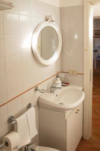 łazienka z umywalką i lustrem w obiekcie San Pietro Holiday House w mieście Scala