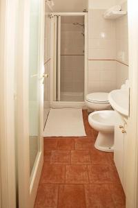 ein Bad mit einer Dusche, einem WC und einem Waschbecken in der Unterkunft San Pietro Holiday House in Scala
