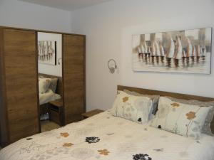 sypialnia z łóżkiem i lustrem w obiekcie ApArt apartments w Płowdiwie
