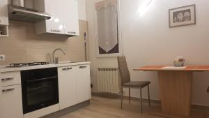 una cucina con piano di lavoro, lavandino e piano cottura di House 149 a Ferrara