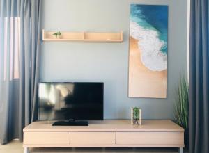 een woonkamer met een flatscreen-tv op een dressoir bij Salou Med Apartamentos in Salou