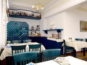 un ristorante con due tavoli e sedie e un bancone di Hotel-Pension Peterhof a Juist