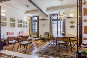 - une salle à manger et un salon avec une table et des chaises dans l'établissement FAUNA Montevideo, à Montevideo