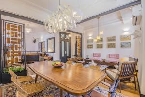 - une salle à manger avec une table et des chaises dans l'établissement FAUNA Montevideo, à Montevideo