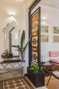 a living room with a mirror and a couch at FAUNA Montevideo in Montevideo