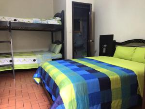 Hotel Krone في بوبايان: غرفة نوم بسريرين وسرير بطابقين