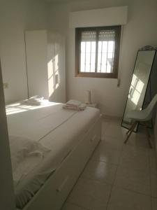 Posteľ alebo postele v izbe v ubytovaní ADOSADO EN NERJA URB FLAMINGO