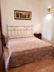 1 dormitorio con 1 cama en una habitación en Villa Turisarda en Baja Sardinia